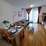 Mariposa, With Balcony, Private Parking In The Garage, Near The Biggest Shopping Center Mall Of Split