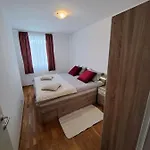 Apartman Mariposa, With Balcony, Private Parking In The Garage, Near The Biggest Shopping Center Mall Of