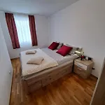 Apartman Mariposa, With Balcony, Private Parking In The Garage, Near The Biggest Shopping Center Mall Of *