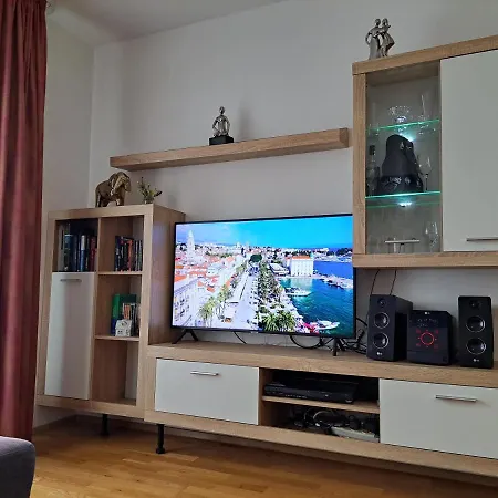 Apartman Mariposa, With Balcony, Private Parking In The Garage, Near The Biggest Shopping Center Mall Of *