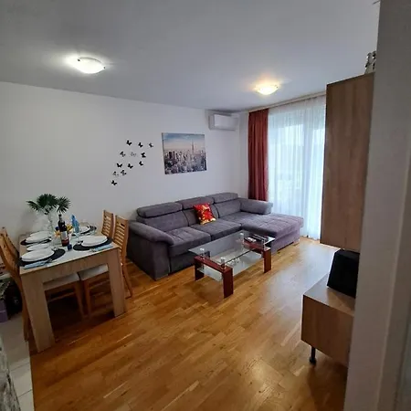 Mariposa, With Balcony, Private Parking In The Garage, Near The Biggest Shopping Center Mall Of Daire *