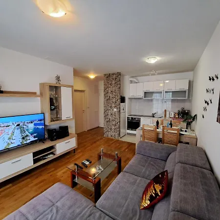 Apartman Mariposa, With Balcony, Private Parking In The Garage, Near The Biggest Shopping Center Mall Of