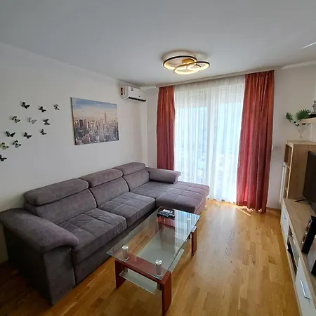 Apartman Mariposa, With Balcony, Private Parking In The Garage, Near The Biggest Shopping Center Mall Of *